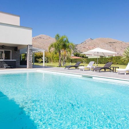Luxury Villa Spa モンデッロ エクステリア 写真
