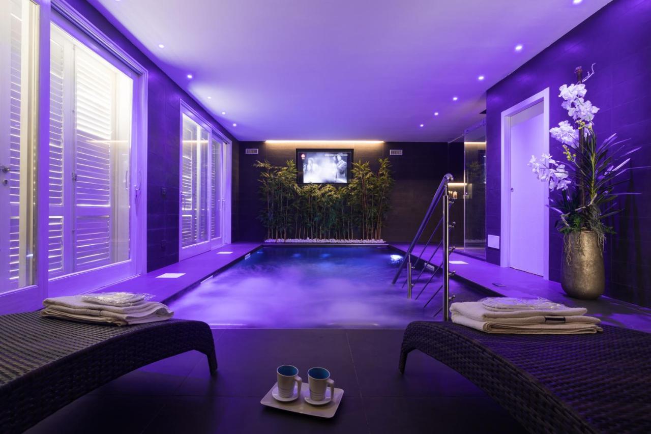 Luxury Villa Spa モンデッロ エクステリア 写真